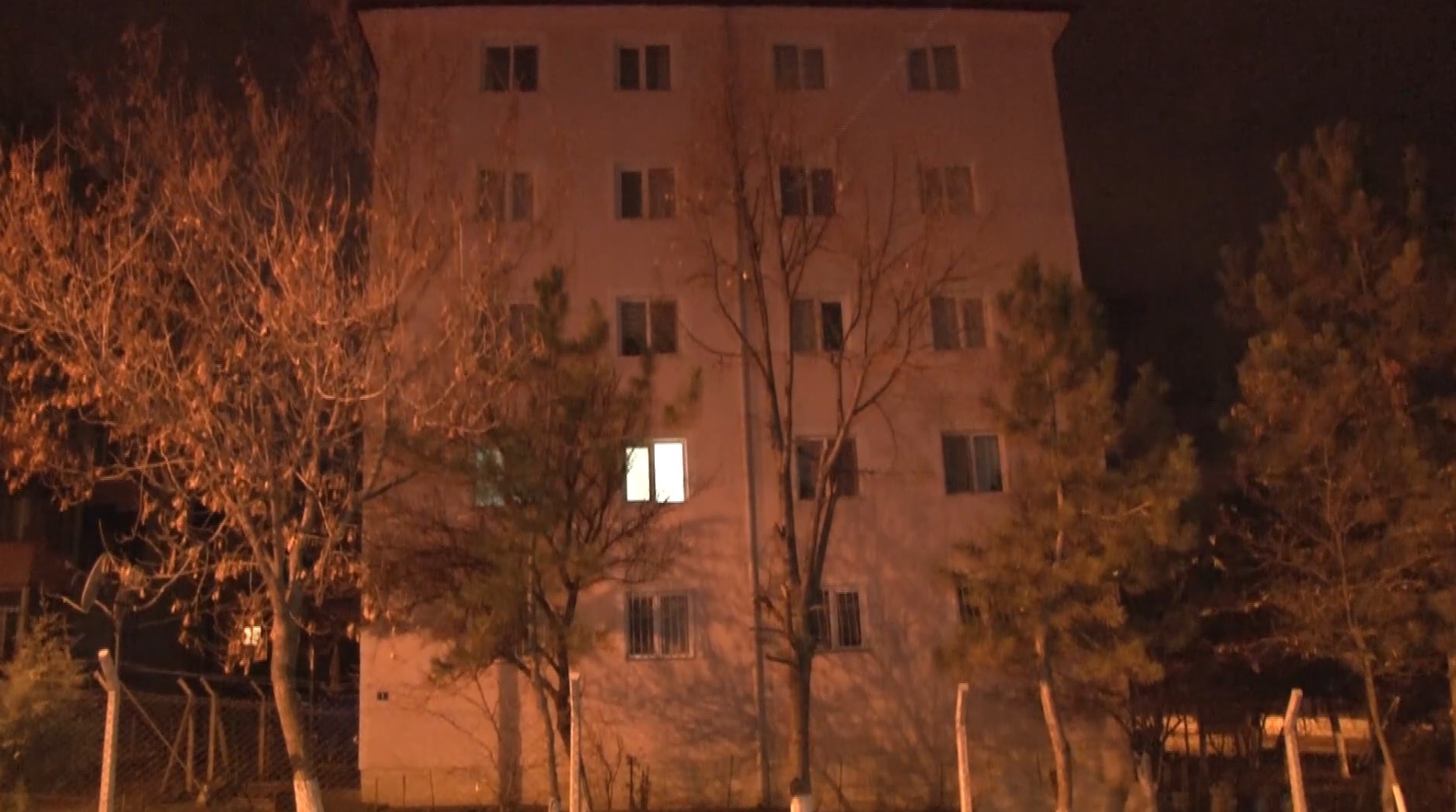 Dini ve resmi nikahlı 2 eşiyle aynı evde yaşıyordu! Bu gece benim sıramdı diyerek öldürdü