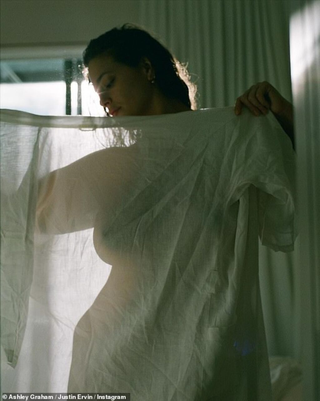 Ashley Graham kocasına üstsüz poz verdi! Sosyal medyada olay oldu!