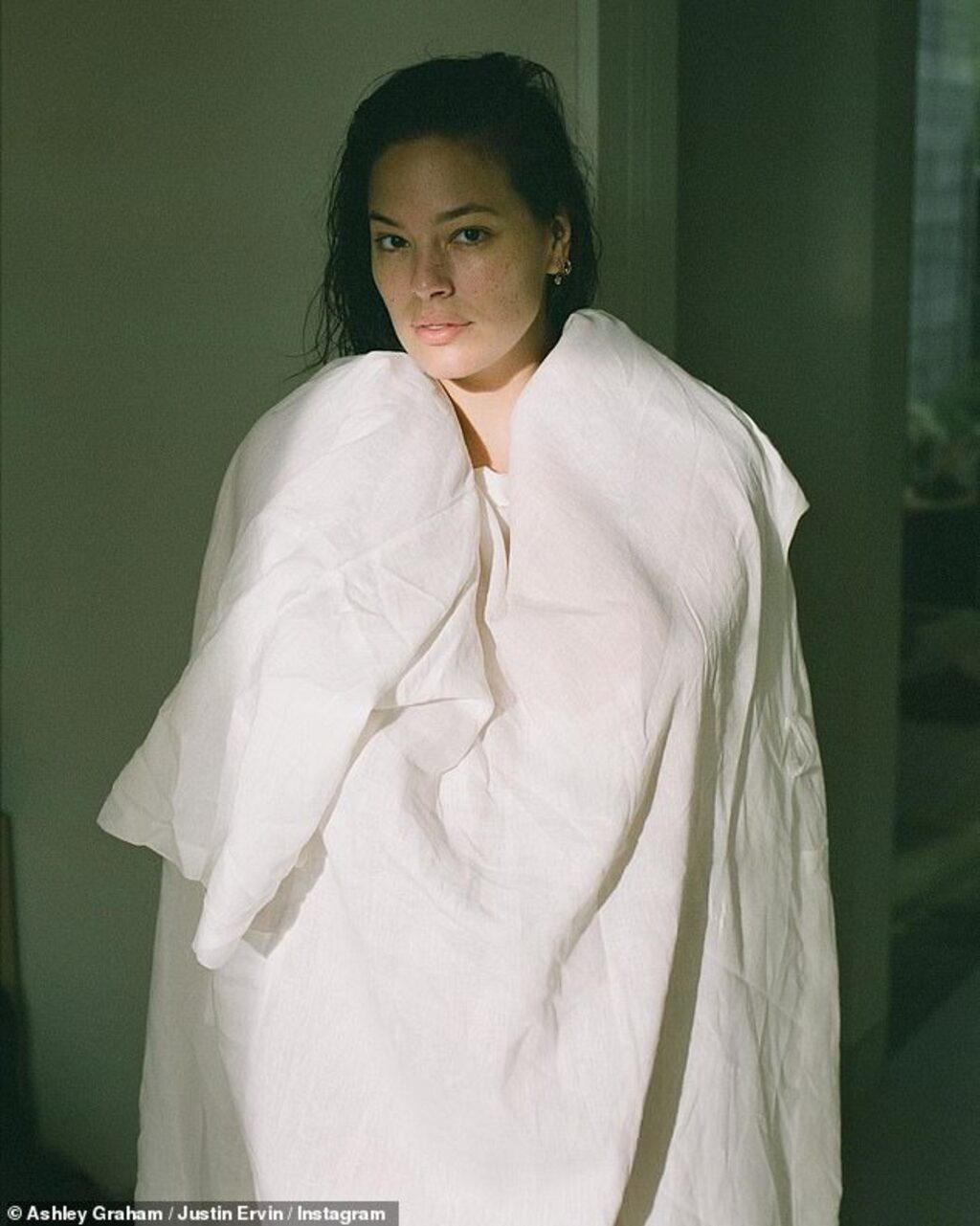 Ashley Graham kocasına üstsüz poz verdi! Sosyal medyada olay oldu!