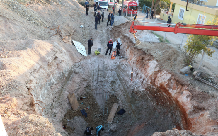 Adana'da feci kaza! 2 işçi toprak altında kaldı!