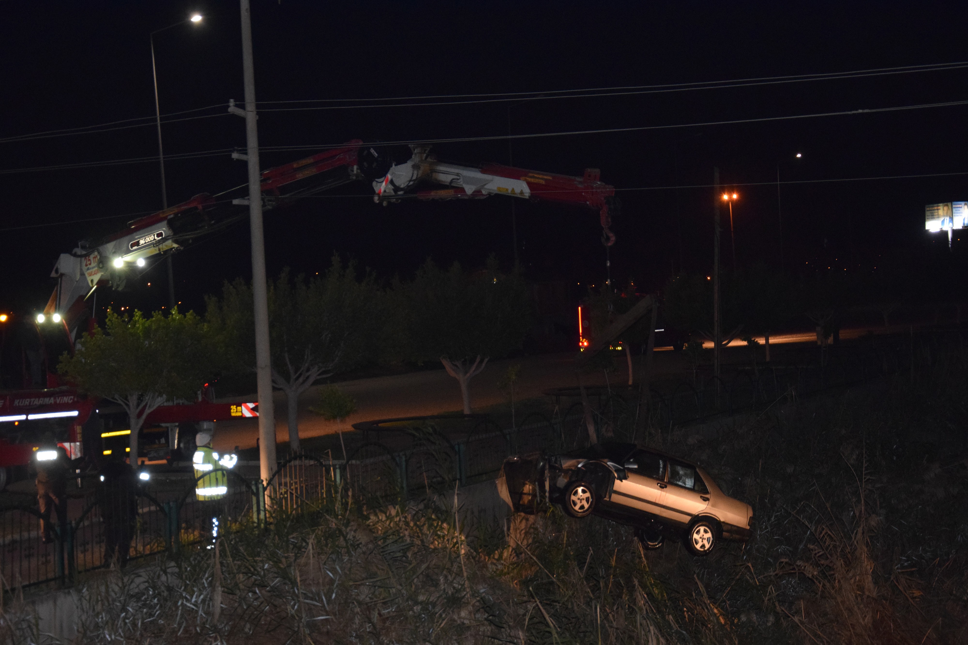 Dereye düşen alkollü adam kurtarmaya gelen ekiplere isyanı: 'Neden geç kurtardınız?' 