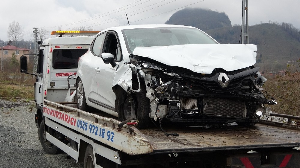 Ordu’da trafik kazası araçlar hurdaya dönerken 2 kişi yaralandı