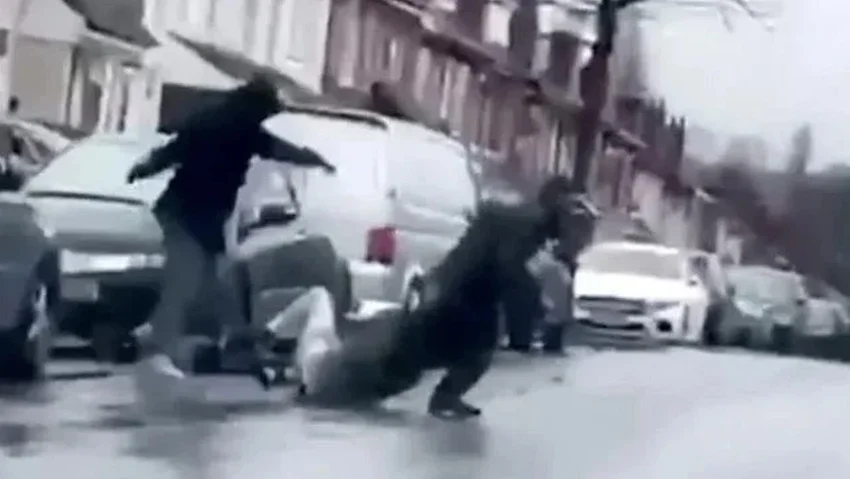 Markette genç kıza cinsel organını gösteren tacizci linç edildi