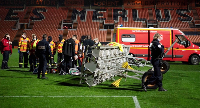 Futbol sahalarında görülmedik olay! Spot ışıkları hayatına mal oldu!