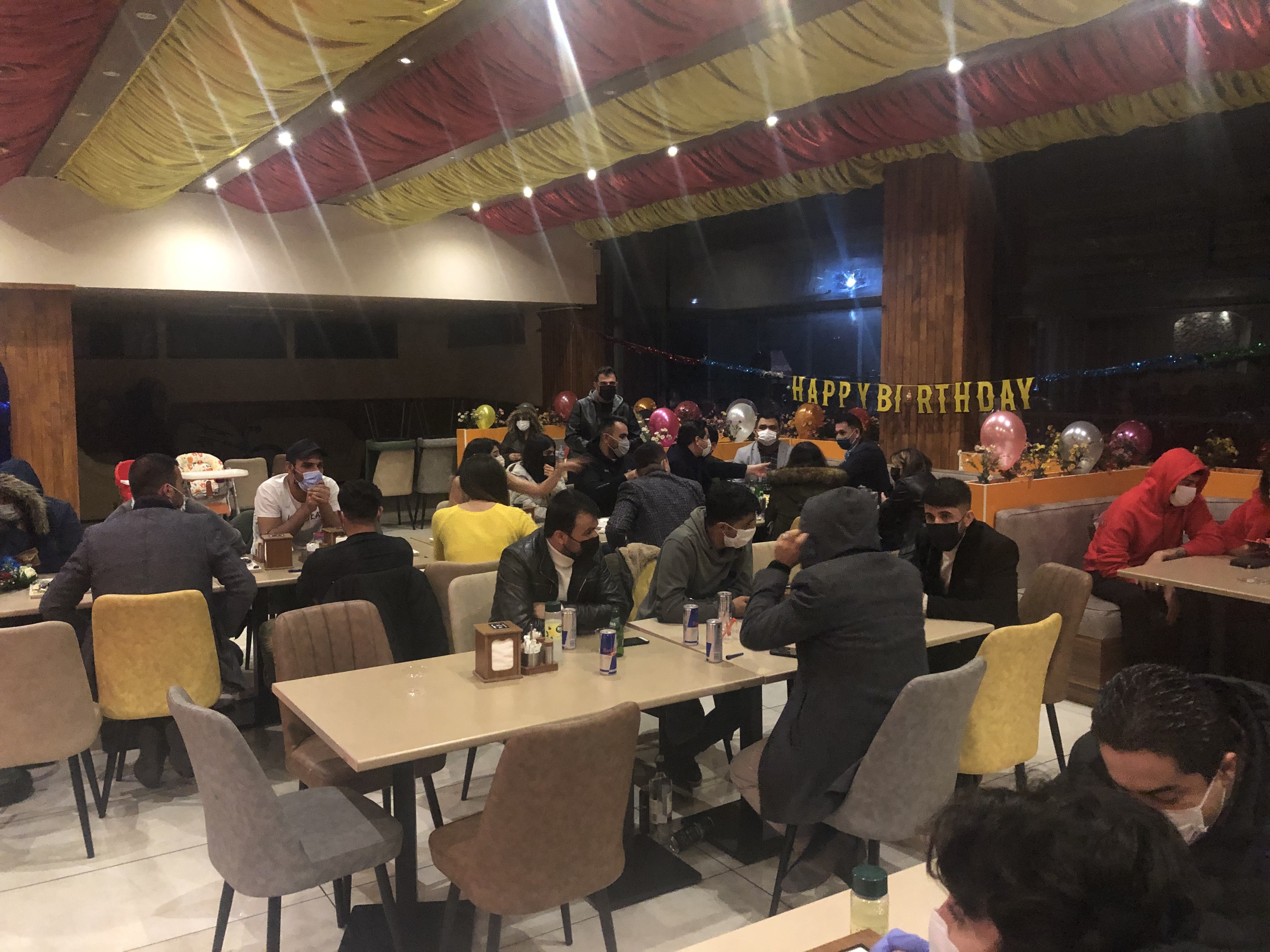 Esenyurt'ta kaçak parti basıldı! Mekan sahibi hepsi paket servis dedi