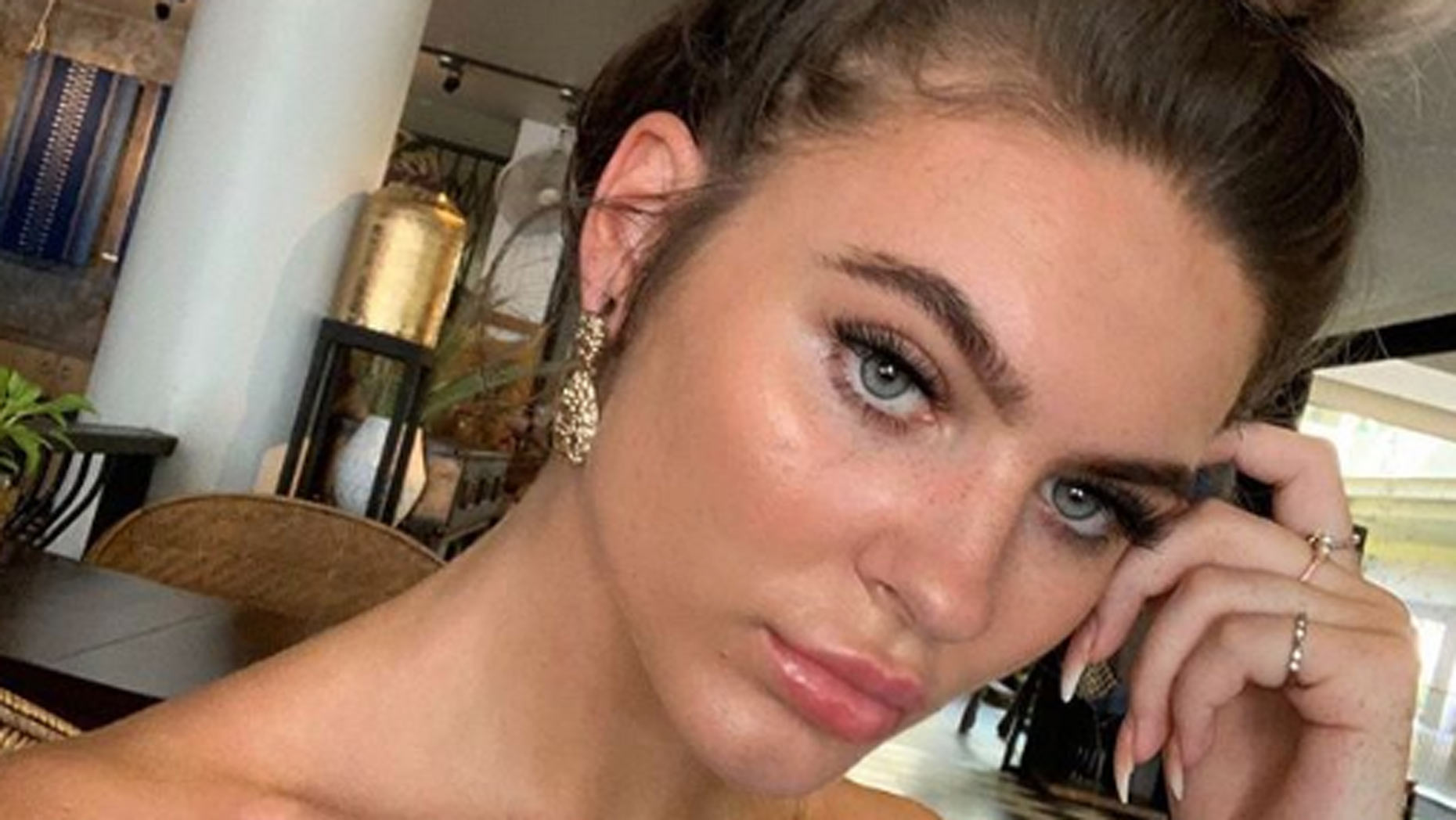 1.21 yaşındaki model, selfie çekmek için tırmandığı çitlerden düşerek feci şekilde can verdi!