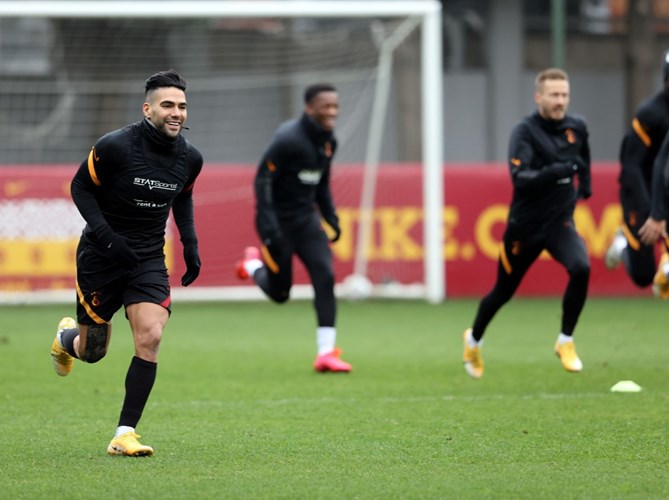 Galatasaray'da Radamel Falcao takımla birlikte çalışmalara başladı