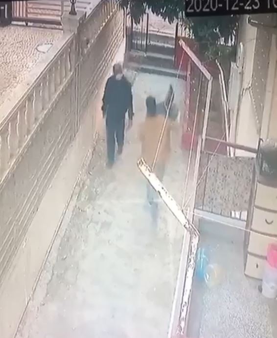 Bu kadarına da pes dedirtti! Hırsızlık yaptığı apartmanın yöneticisine çıkarken selam verdi