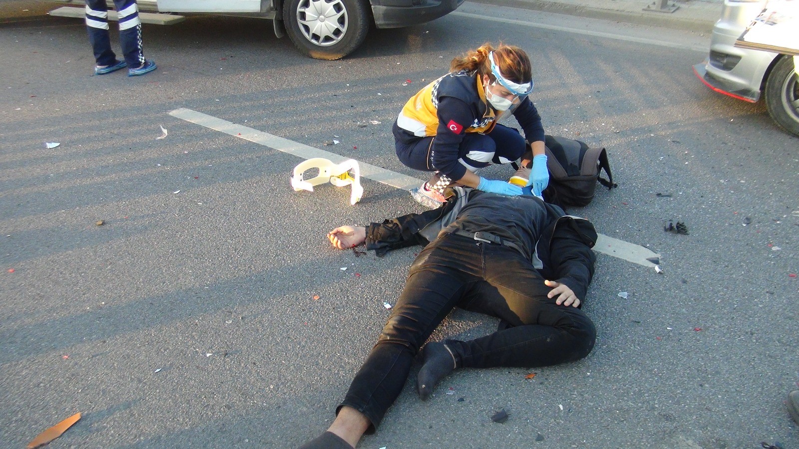 Antalya'da feci kaza! Motosikletli gençler yola savruldu... Oğlunun öldüğünü zanneden baba fenalaştı