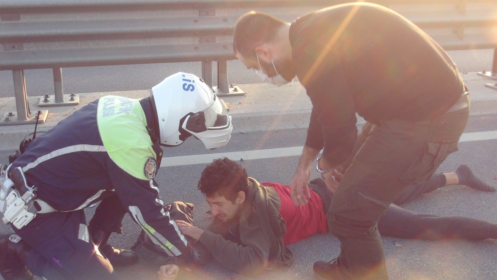 Antalya'da feci kaza! Motosikletli gençler yola savruldu... Oğlunun öldüğünü zanneden baba fenalaştı