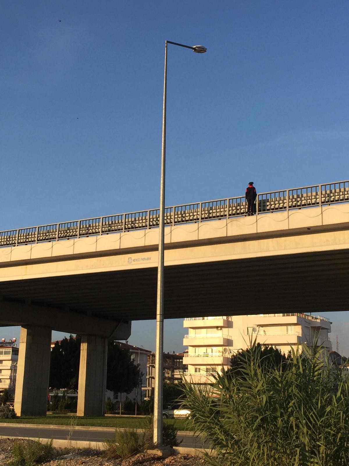 Antalya'da feci kaza! Motosikletli gençler yola savruldu... Oğlunun öldüğünü zanneden baba fenalaştı
