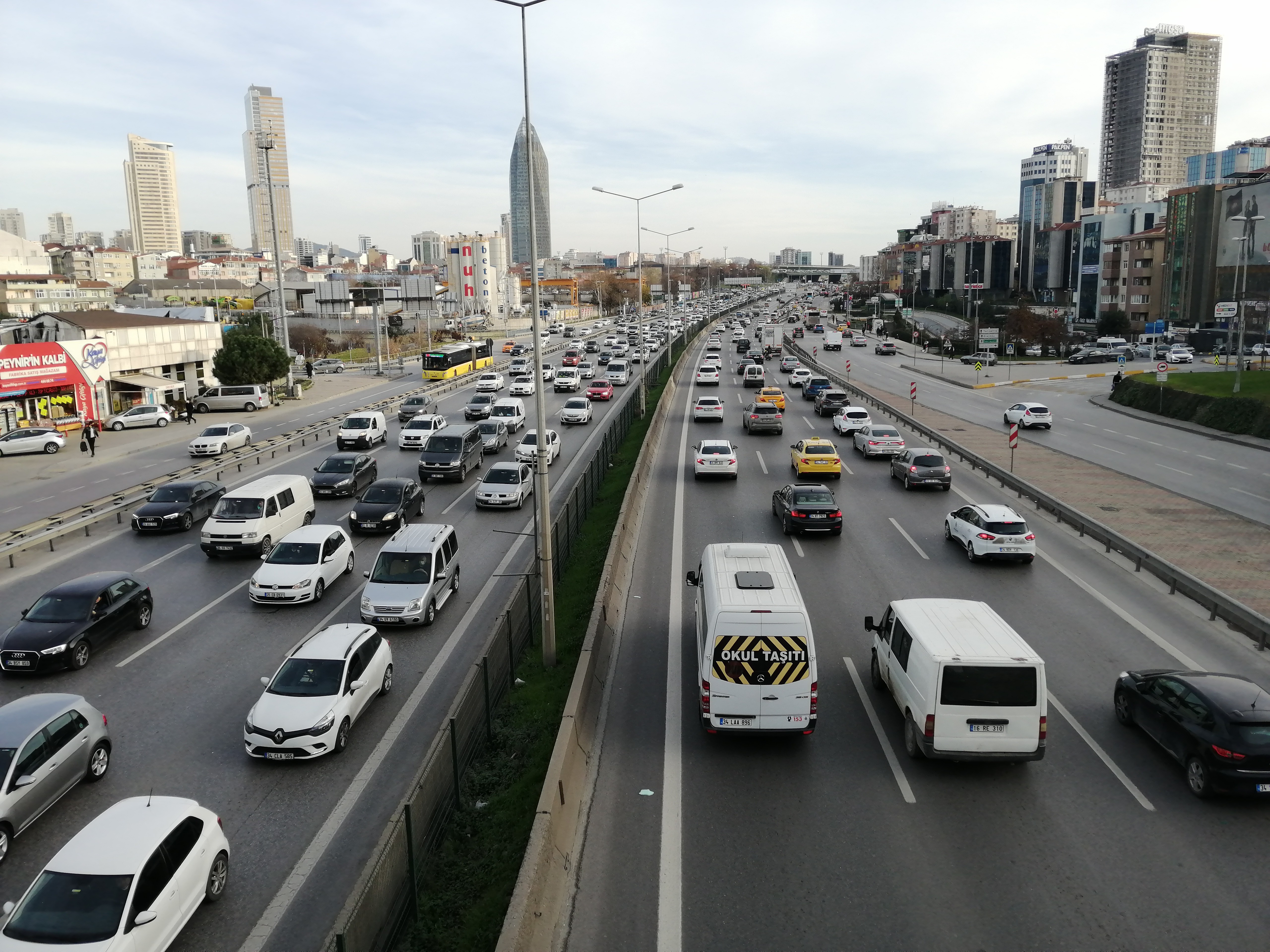 İstanbul'da kısıtlama öncesi trafik yoğunluk çileye dönüştü! Uzun araç kuyrukları oluştu