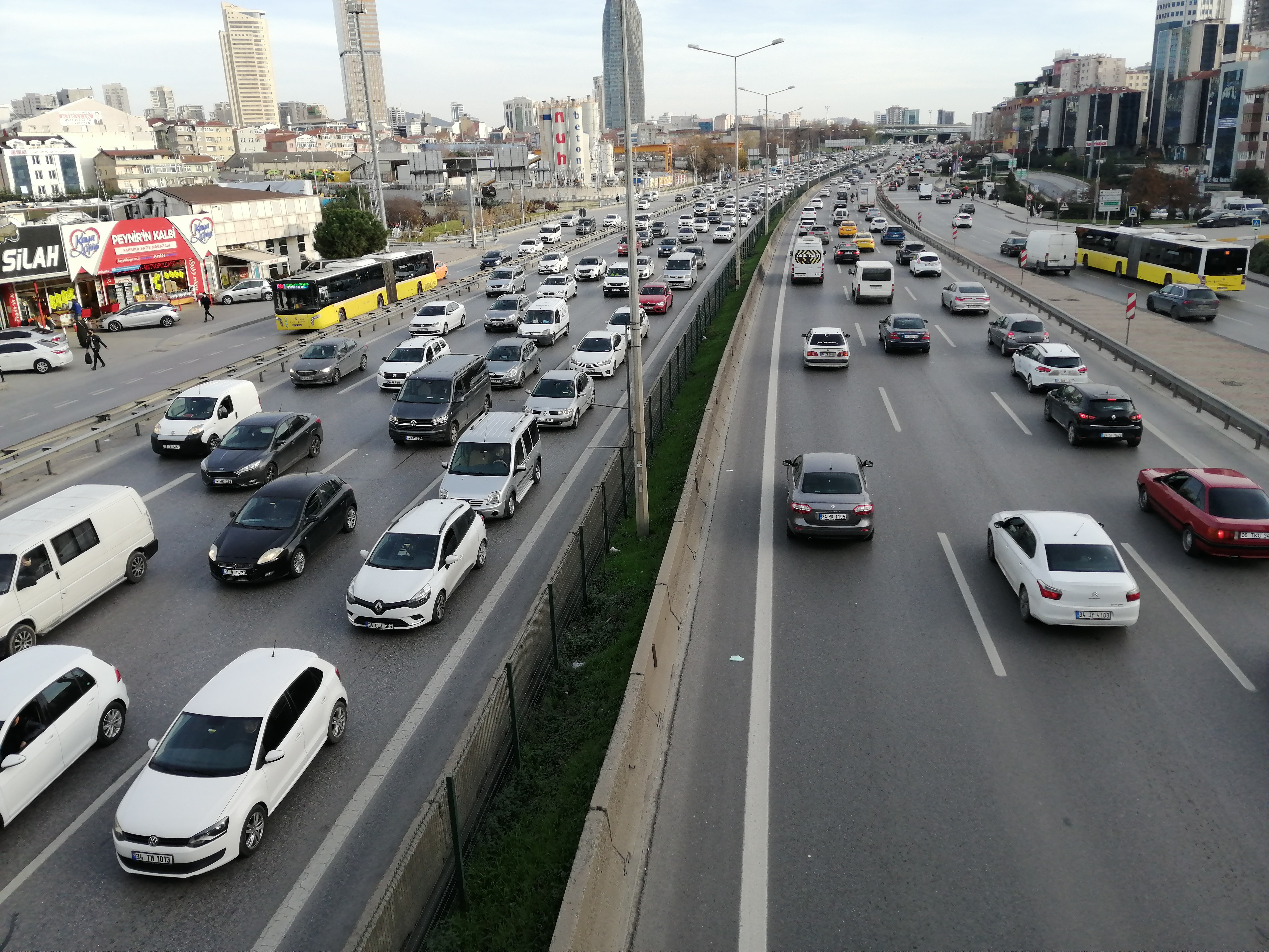İstanbul'da kısıtlama öncesi trafik yoğunluk çileye dönüştü! Uzun araç kuyrukları oluştu