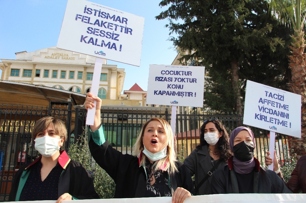 26 öğrencisini istismar ettiği için 621 yıl ceza alan öğretmen, yine istismardan hakim karşısına çıktı