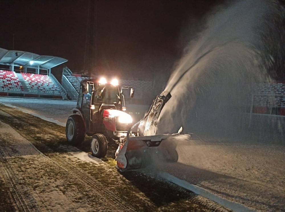 Van Spor'un sahası karla kaplandı
