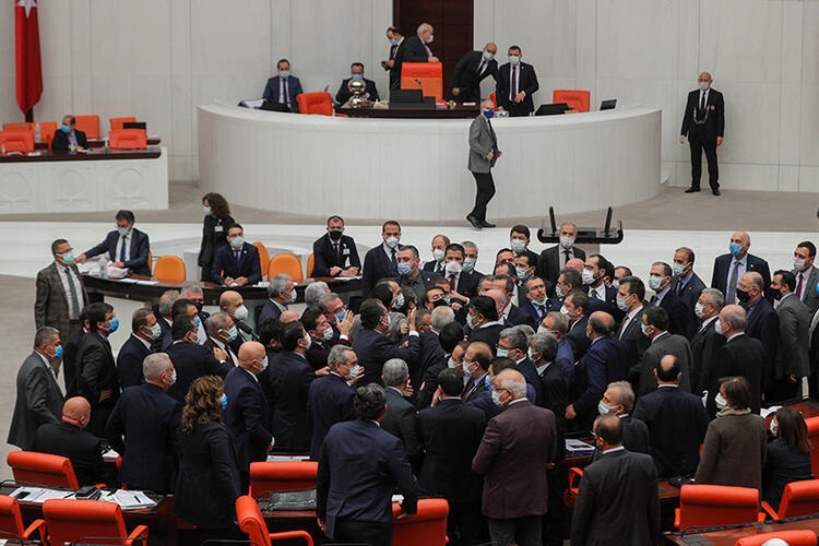 TBMM Genel Kurulu'nda ortalık karıştı! Vekiller yumruk yumruğa kavga etti