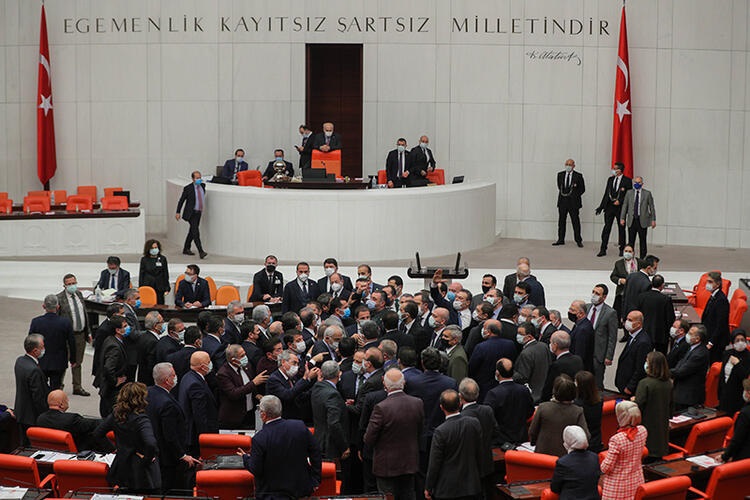 TBMM Genel Kurulu'nda ortalık karıştı! Vekiller yumruk yumruğa kavga etti