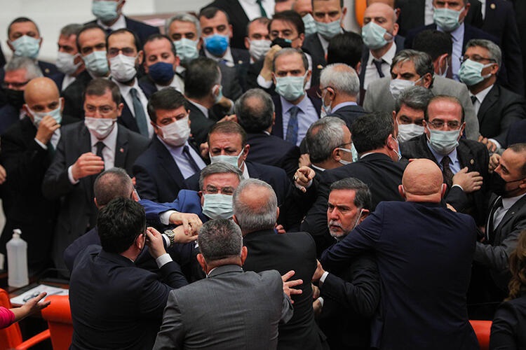 TBMM Genel Kurulu'nda ortalık karıştı! Vekiller yumruk yumruğa kavga etti