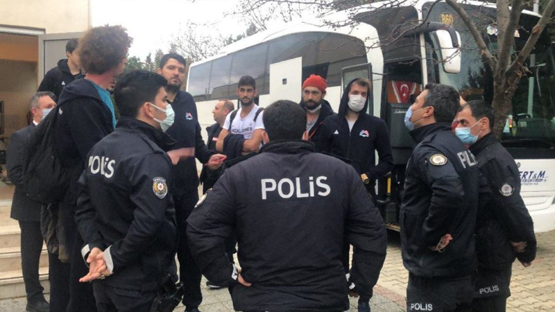 Seyircisiz maçta polis müdahalesi!