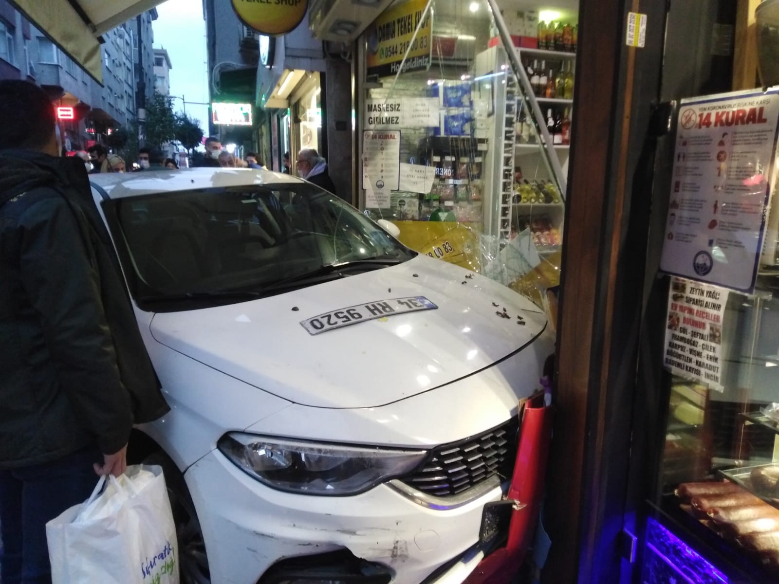 Şişili'de korku dolu dakikalar! Dükkana dalan araç dehşet yaşattı