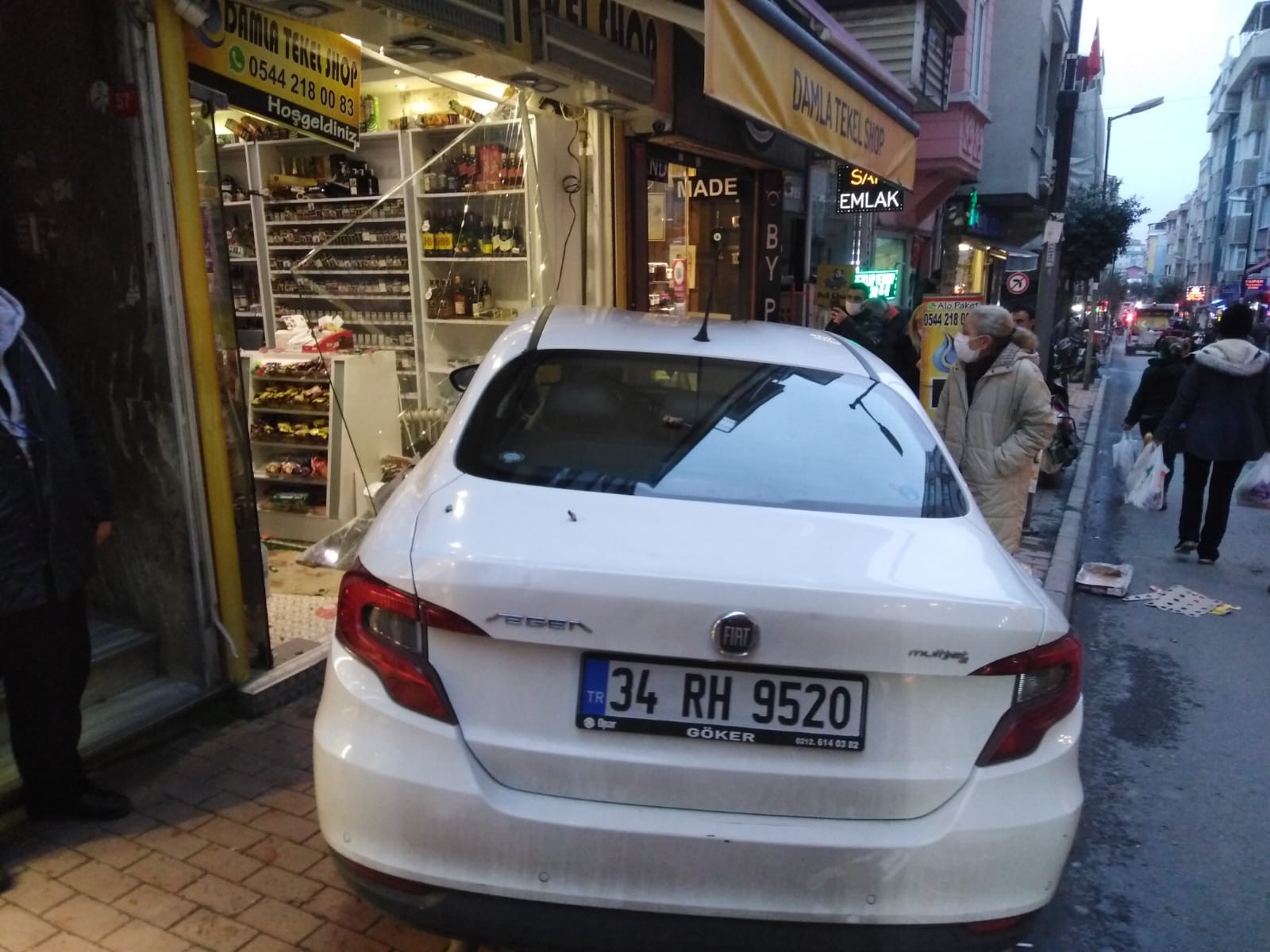 Şişili'de korku dolu dakikalar! Dükkana dalan araç dehşet yaşattı