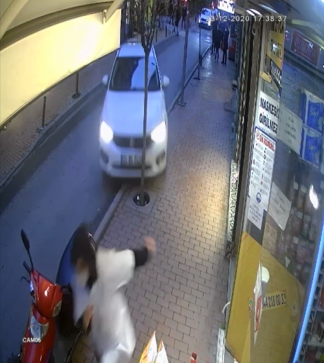 Şişili'de korku dolu dakikalar! Dükkana dalan araç dehşet yaşattı