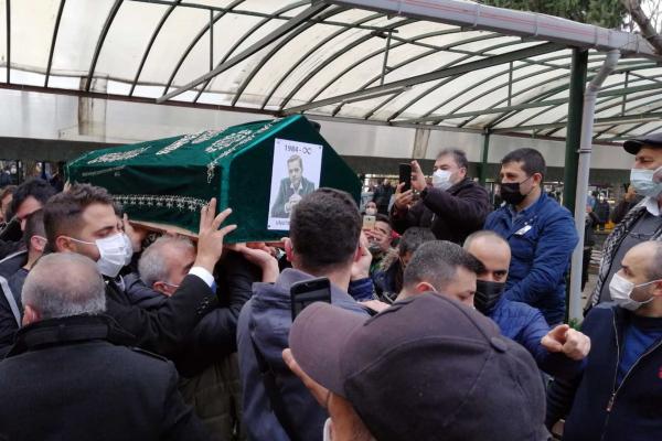 Engin Nurşani'nin cenaze töreninde skandal! Fotoğraf sırasına girdiler