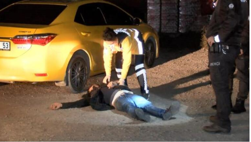 İstanbul'da film gibi bir gece! Taksi durağına kılıçla saldırdı