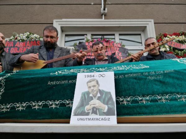 Engin Nurşani'nin cenaze töreninde skandal! Fotoğraf sırasına girdiler