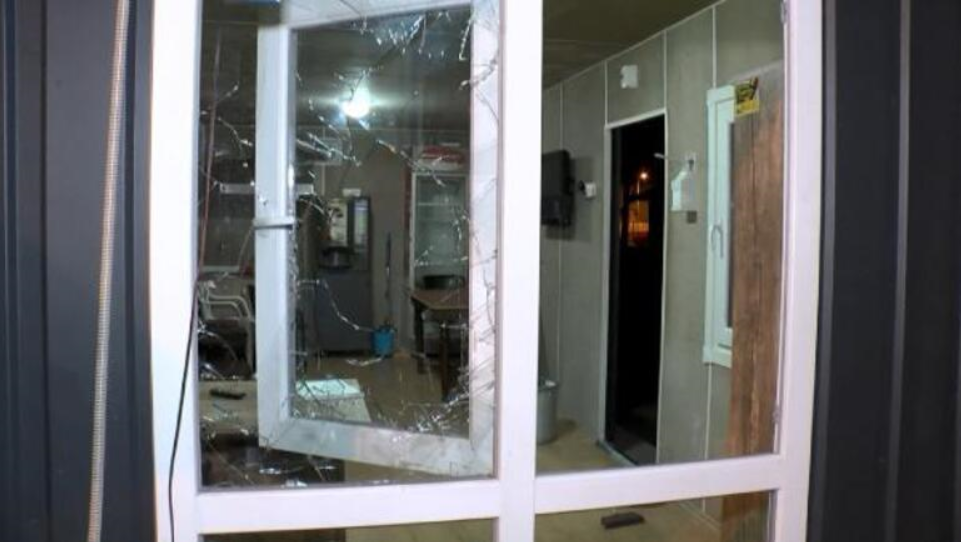 İstanbul'da film gibi bir gece! Taksi durağına kılıçla saldırdı