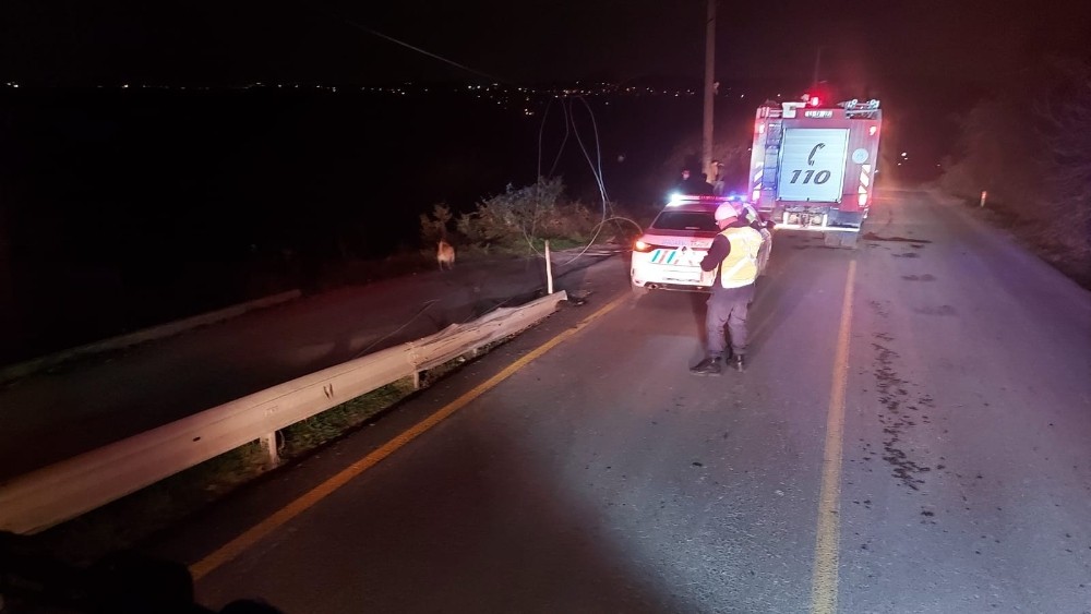 Kocaeli'de feci kaza! Şarampole uçan araç vinç ile kurtarılırken sürücüsü ağır yaralandı