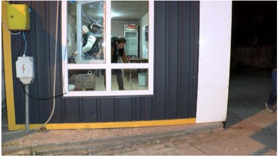 İstanbul'da film gibi bir gece! Taksi durağına kılıçla saldırdı