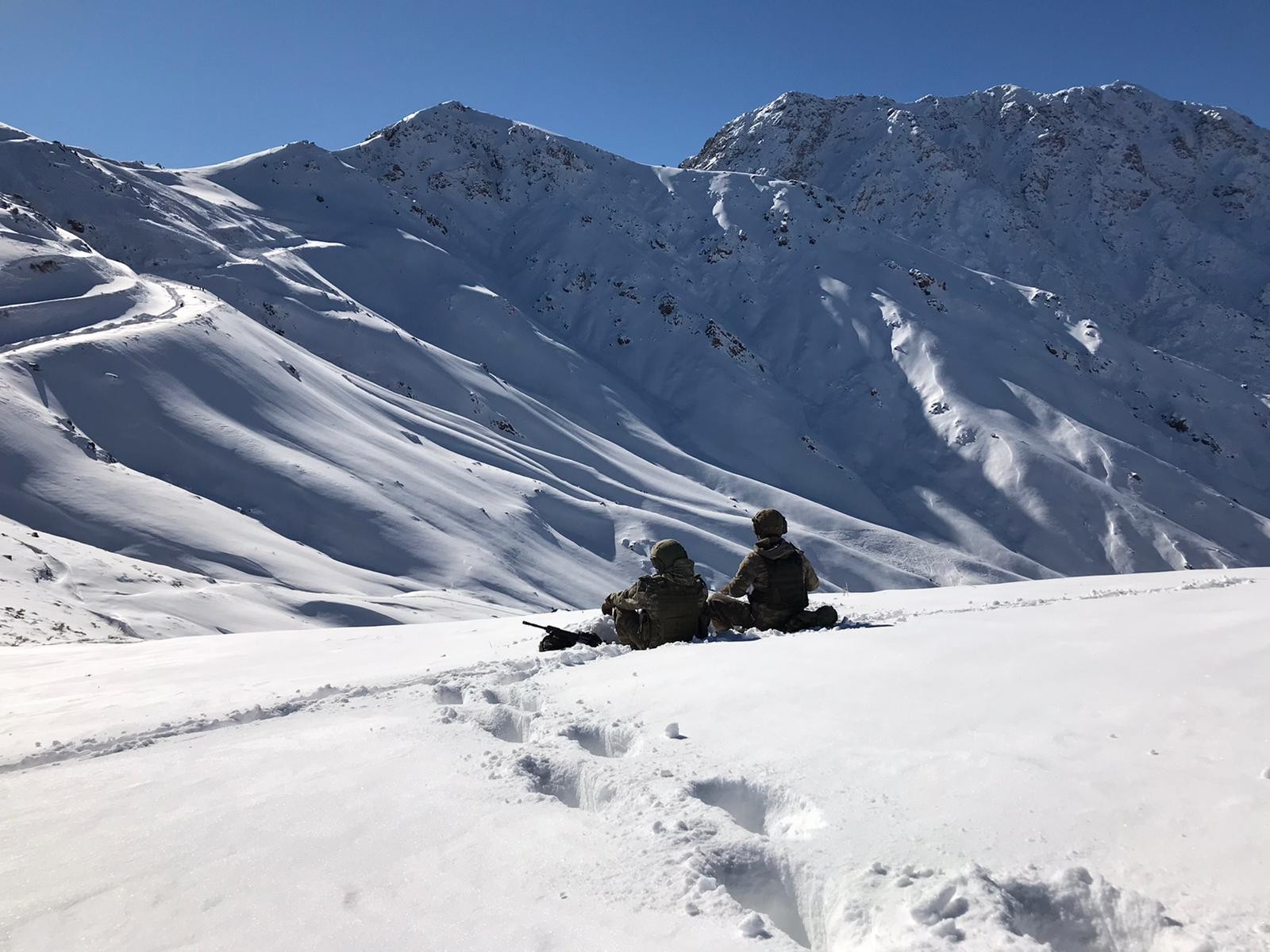 Son dakika... Hakkari'de çığ altında kalan askerden acı haber