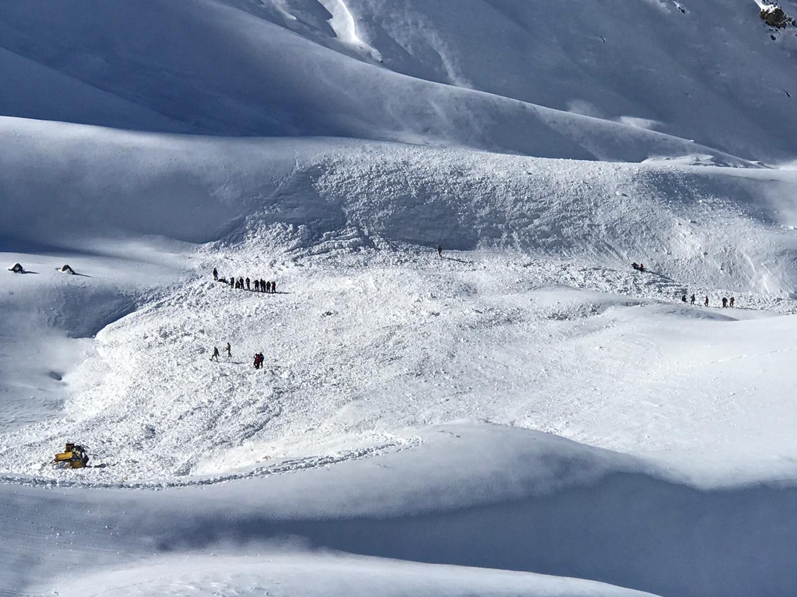 Son dakika... Hakkari'de çığ altında kalan askerden acı haber