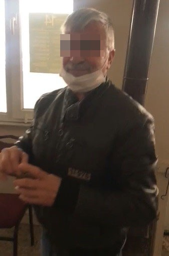 Kumar masasında yakalandı! Kameralar karşısında çay içiyormuş numarası yaptı