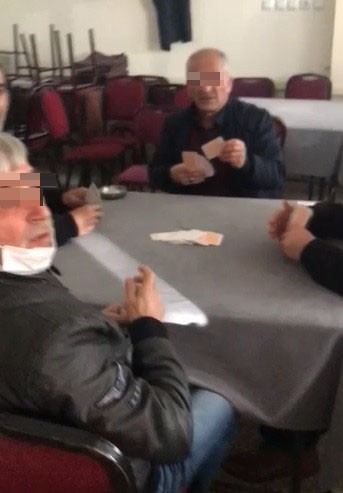 Kumar masasında yakalandı! Kameralar karşısında çay içiyormuş numarası yaptı