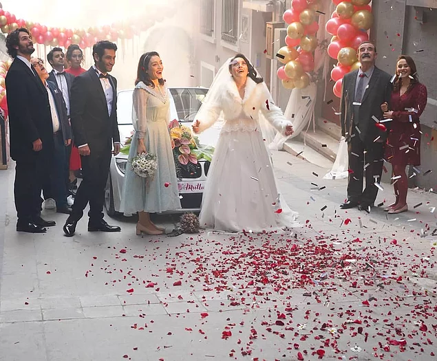 Masumlar Apartmanı 16. yeni bölüm önizleme fragmanı yayınlandı! Safiye'nin mutluluğu tüm evi sardı!