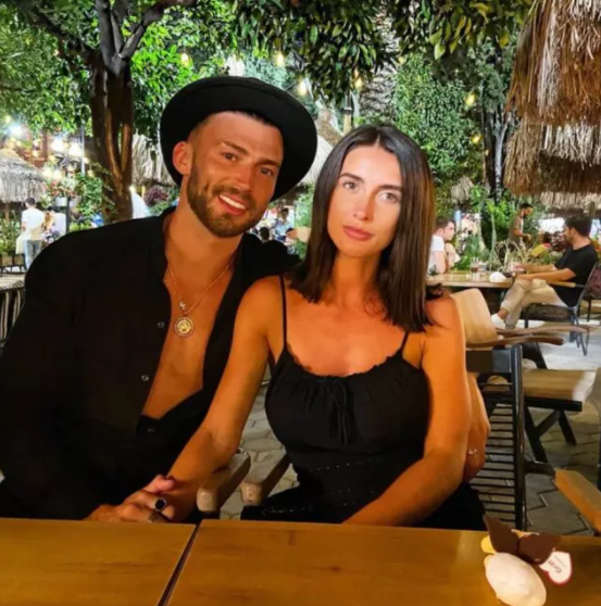 Ünlü şarkıcı kendisine gelen ahlaksız teklifi ifşa etti! ‘Eşini de getir’