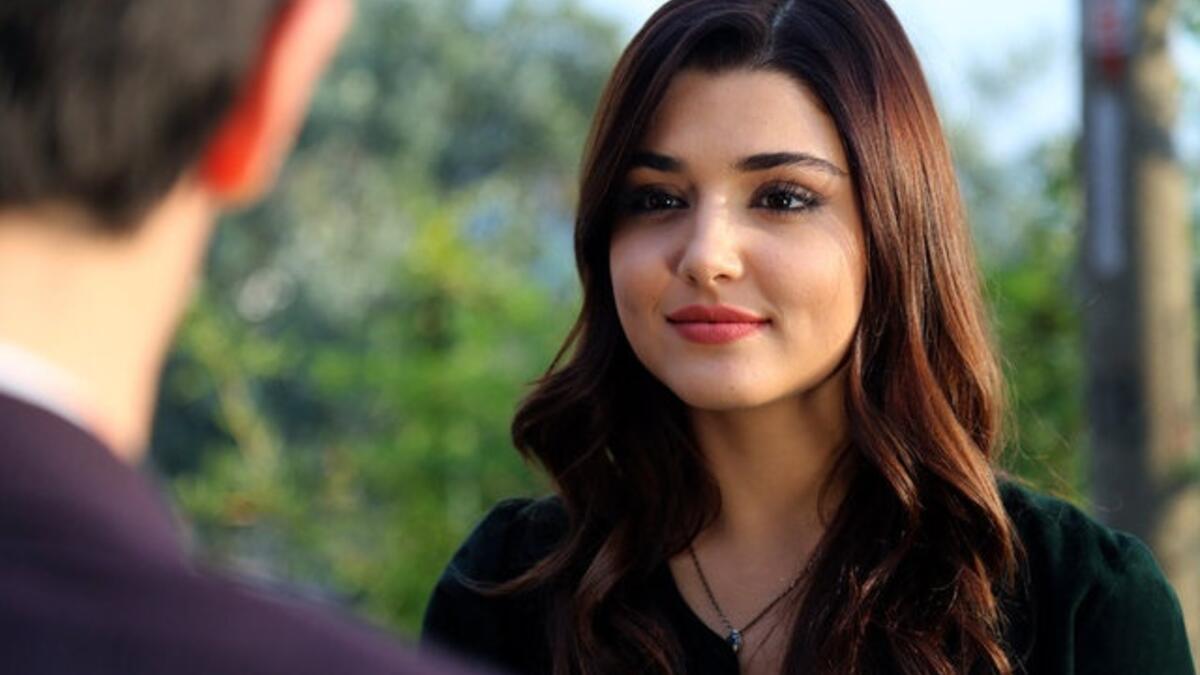 O Ses Türkiye'nin yılbaşı özel konuğu Hande Erçel Kimdir? Kaç yaşında? Hande Erçel Kerem Bursin sevgili mi?