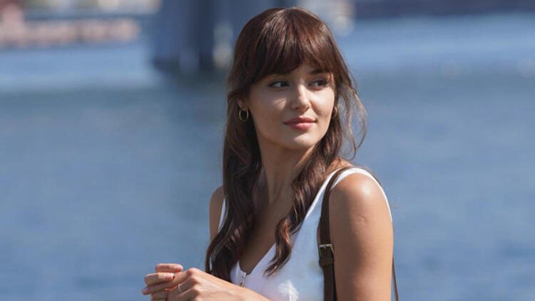 O Ses Türkiye'nin yılbaşı özel konuğu Hande Erçel Kimdir? Kaç yaşında? Hande Erçel Kerem Bursin sevgili mi?