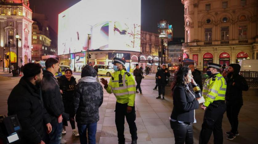 Tüm dünya karantinadayken onlar Wuhan'da binlerce kişi yeni yılda sokaklara döküldü!