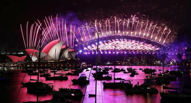 Tüm dünya karantinadayken onlar Wuhan'da binlerce kişi yeni yılda sokaklara döküldü!