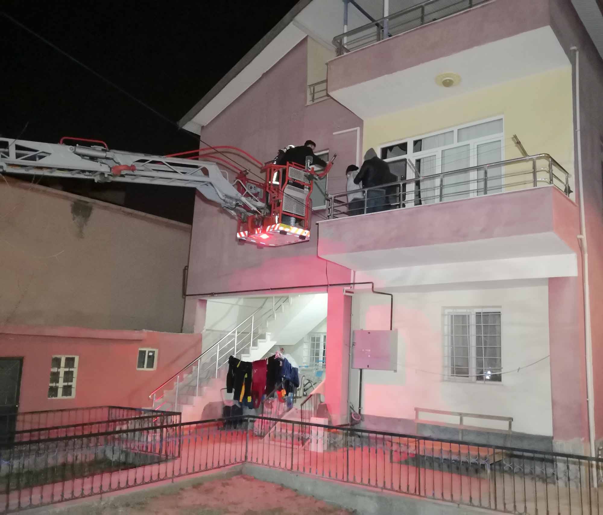 Kendine emanet edilen evi soyan kiracı itfaiyenin yardımıyla evden indirildi