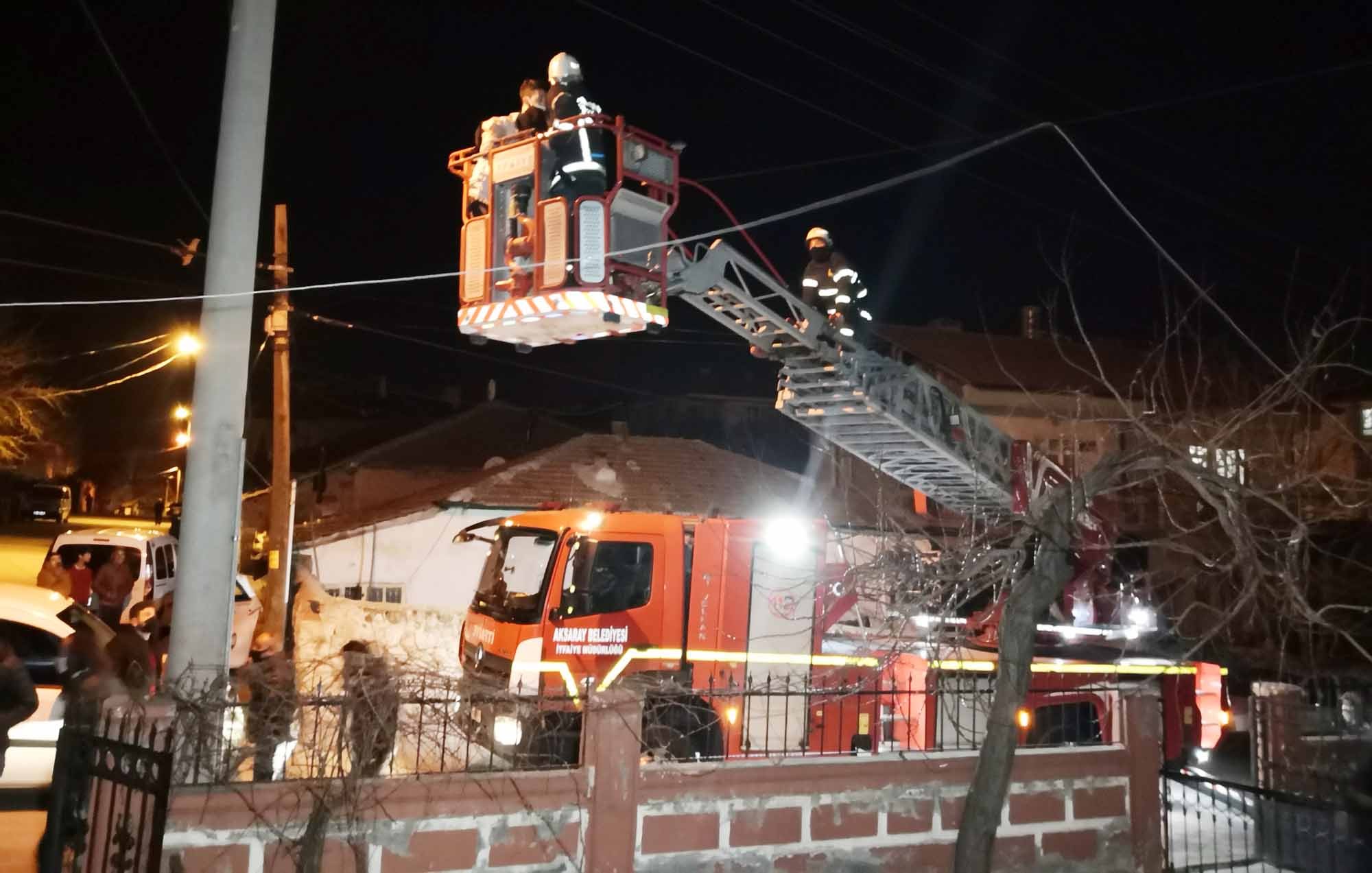 Kendine emanet edilen evi soyan kiracı itfaiyenin yardımıyla evden indirildi