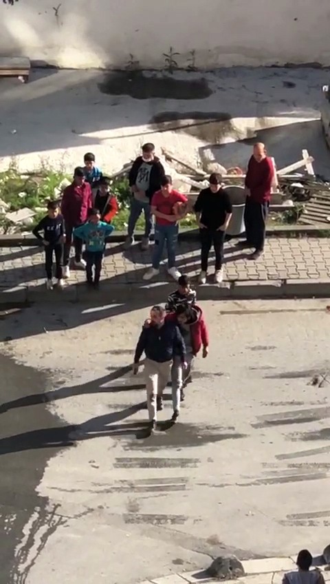 Yumruk yumruğa birbirlerine girdiler, sonra sarılıp gittiler