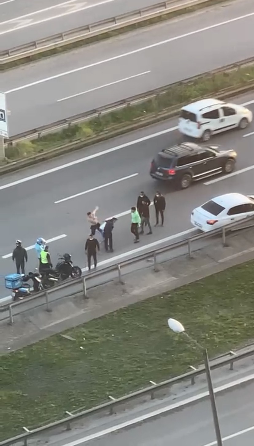 Anbean kameralara yansıdı! TEM Otoyolu'nda tekme tokat kavga!