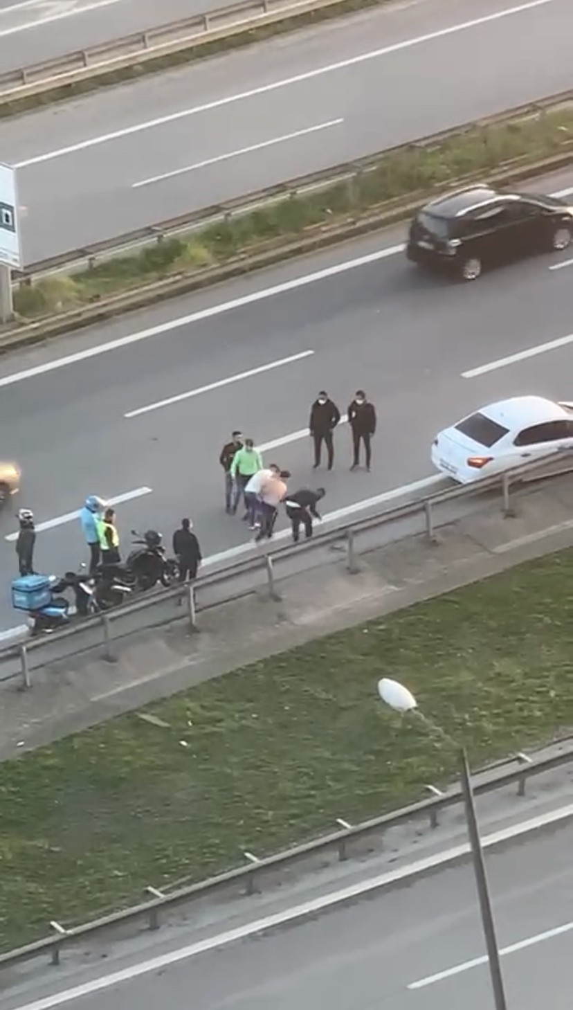 Anbean kameralara yansıdı! TEM Otoyolu'nda tekme tokat kavga!