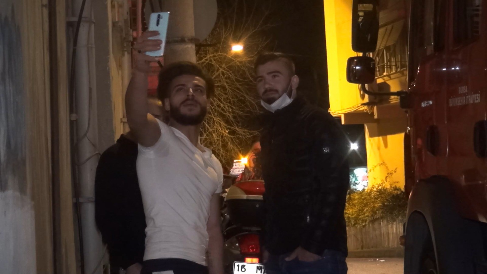 Evi yanarken canlı yayın yapan genç pes dedirtti!