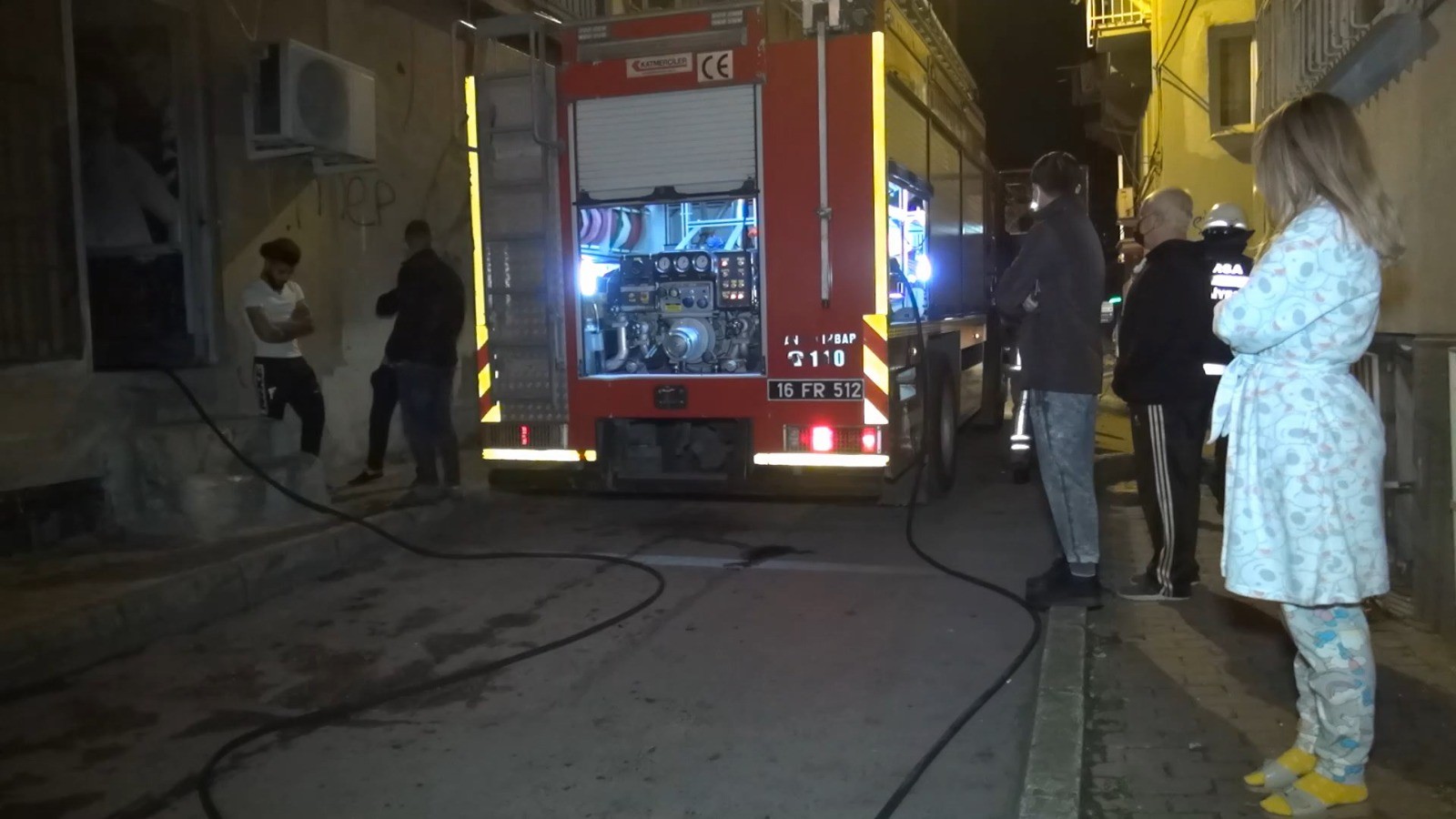 Evi yanarken canlı yayın yapan genç pes dedirtti!