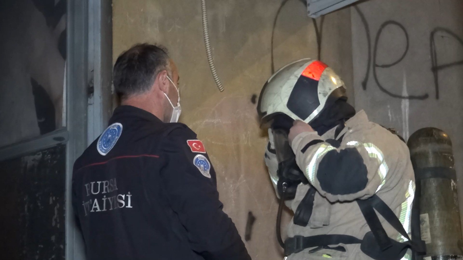 Evi yanarken canlı yayın yapan genç pes dedirtti!